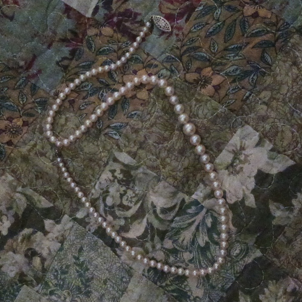 This is a use pretty white Pearls Necklace